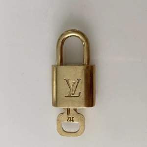 Nu säljer jag ett aldrig använt jättefint Louis Vuitton lås med nyckel!! som jag köpte för ca 1500kr och nu säljer jag det för 350kr vilket är ett väldigt bra pris för ett LV lås :)) hör av dig vid frågor (Svarar snabbt) 