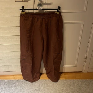 Linnebyxor - Säljer bruna pösiga linne/parachute byxor som passar bra i midjan och är uppsydda då jag är ganska kort men kommer inte till användning
