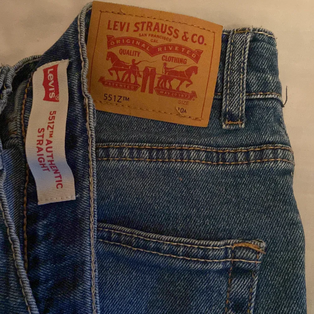 Ett par snygga Levi’s jeans. Köpta på kidsbrabdstore. Ett hål på ena knät annars är inget fel på dem. Pris kan såklar diskuteras . Jeans & Byxor.