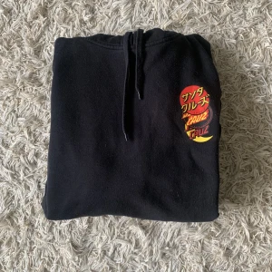Hoodie  - Santa cruz hoodie i storlek L, fint skick. Finns ej att få tag på längre därav priset. Originalpris ca 799 kr, mitt pris 450