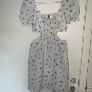 Cut out-dress - ~Aldrig använd🥂~Från h&m  Nypris: 200kr🌷