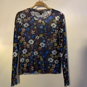 Blommig Mesh topp - Blommig mesh topp🌺 Använt varsamt och vid sparsamma tillfällen. Perfekt för sommaren, fest eller vardags!