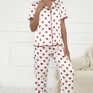 Pyjamas sätt med hjärtan - Ett pyjamas sätt från SHEIN i satin ungefär med hjärt motiv. Storlek XL på denna men skulle säga att den passar mindre storlekar. Jag är tyvärr för lång för byxorna så jag har endast använda denna pyjamas någon enstaka gång.