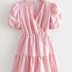 Otroligt fin klänning från & other stories med puffärm i wrap dress modell i en magisk rosa färg💞💕💖 Storlek S, passar storlek XS-M eftersom man knyter åt i midjan använd ett fåtal gånger så är som nyskick! Nypris: 690kr mitt pris: 400kr 💓