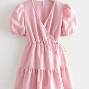 Otroligt fin klänning från & other stories med puffärm i wrap dress modell i en magisk rosa färg💞💕💖 Storlek S, passar storlek XS-M eftersom man knyter åt i midjan använd ett fåtal gånger så är som nyskick! Nypris: 690kr mitt pris: 350kr, kan diskuteras 💓