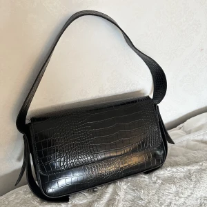 Väska - Hej! Säljer nu min baguett väska då den inte används längre, i använt men i rätt gott skick! Bild nr 2 är för att få en uppfattning om storleken🥰 köparen står för frakten!