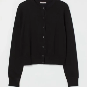 Stickad kofta  - En stickad kofta med knappar från hm💕💕