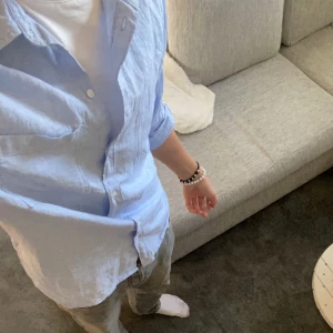 Blå linneskjorta - Blå linneskjorta i nyskick, köpt på HM för 399