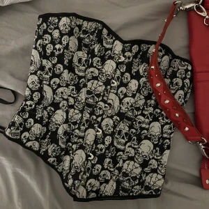 Dödskalle korset  - Jättefin korset topp med snörning där bak. Går och justera så skulle säga att den är storlek s-l