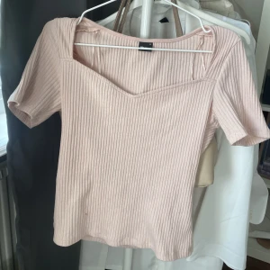 Super söt t-shirt  - Rosa ribbad t-shirt ifrån Gina, knappt använd. Skulle säga att den passar S-M. Super söt. Kan gå ner i pris