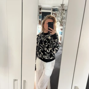 Tröja - Gullig svart långärmad/stickad tröja! Sällan använd så den är i nyskick💕💕den är i stel xxs men passar upp till s