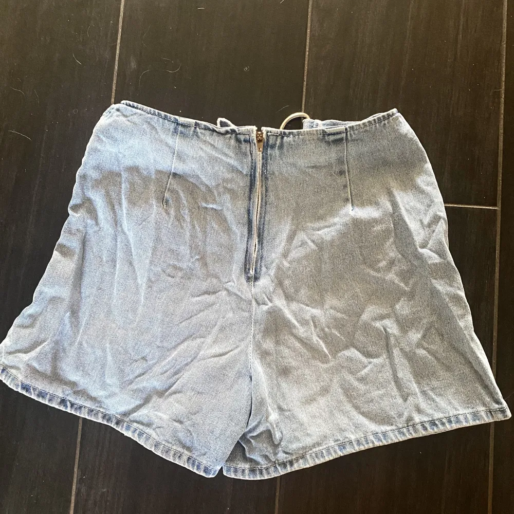 Ser ut som kjol fram och shorts där bak. Köpt på Beyond retro, sitter högt i midjan. Shorts.