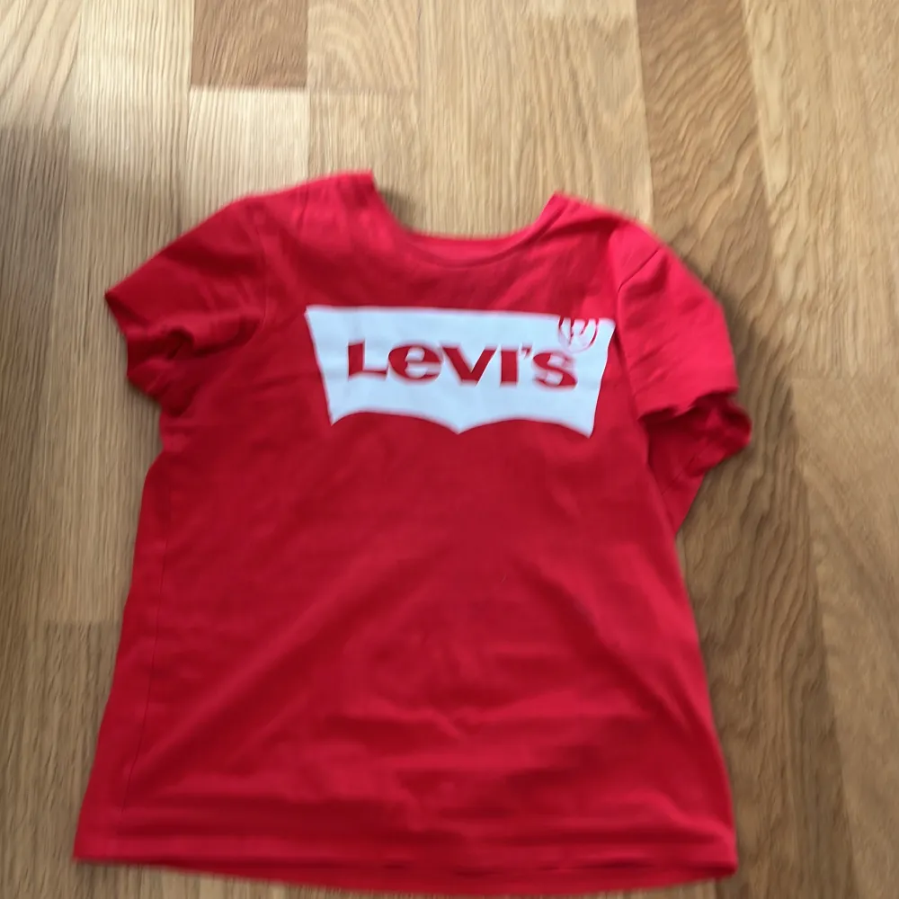 Röd Levis T-shirt XS andvänt några gånger. Den bara ligger i min garderob och aldrig används. T-shirts.