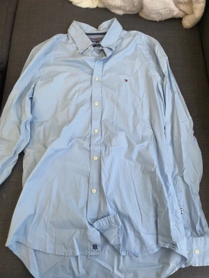 Tommy hilfiger shorta - En ljusblå Tommy hilfiger shorta som är för liten nu. Shortan är i gott skick.  Storlek M Jag tvättar och stryker den innan leverans. 