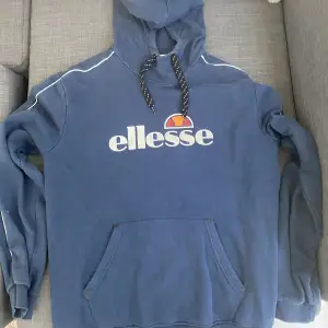 Säljer min ellesse hoodie pga att jag inte använder den längre.  Storlek L och sitter bra.  Jag tvättar och stryker innan leverans