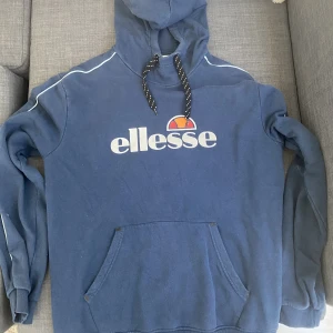 Ellesse hoodie - Säljer min ellesse hoodie pga att jag inte använder den längre.  Storlek L och sitter bra.  Jag tvättar och stryker innan leverans