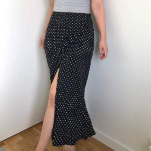 Prickig vadlång kjol med knappar på framsidan och slits. Sydd för att passa formen och är perfekt för sommaren ☀️ passar mig som brukar ha S/M (36/38) 