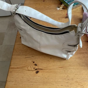 Party väska  - Liten vit väska  Perfekt för utemingel