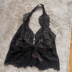 Spets topp - Spetstopp/bh från Hunkemöller med halterneck band som går att justera. Helt oanvänd! Strl xs 