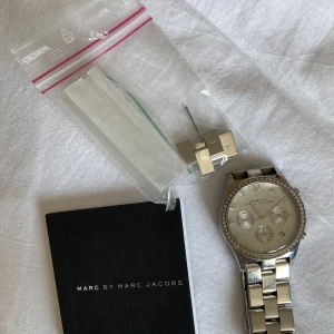 Klocka marc by Marc jacobs - En klocka som funkar felfritt!  Märket marc by Marc Jacobs   Ena visaren i miniklockorna har lossnat, att laga den kostar 500kr Där av mitt låga pris!