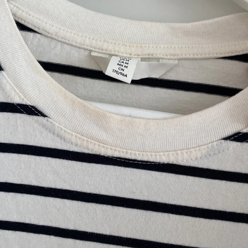 Randig, kortare t-shirtklänning från H&M. Liten missfärgning vid halsen (se bild 2) som säkert går att tvätta bort, därav billigt pris💕✨. Klänningar.