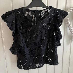 Topp - Ur gullig topp från zara. Använd 2 gånger. Perfekt till fest