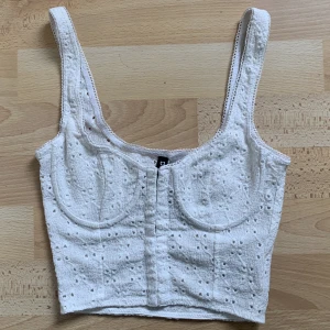 Vit sommar topp - otroligt fin vit topp, toppen är lite som en corset och därför sitter jättefint på. men tyvärr passar inte den mig längre