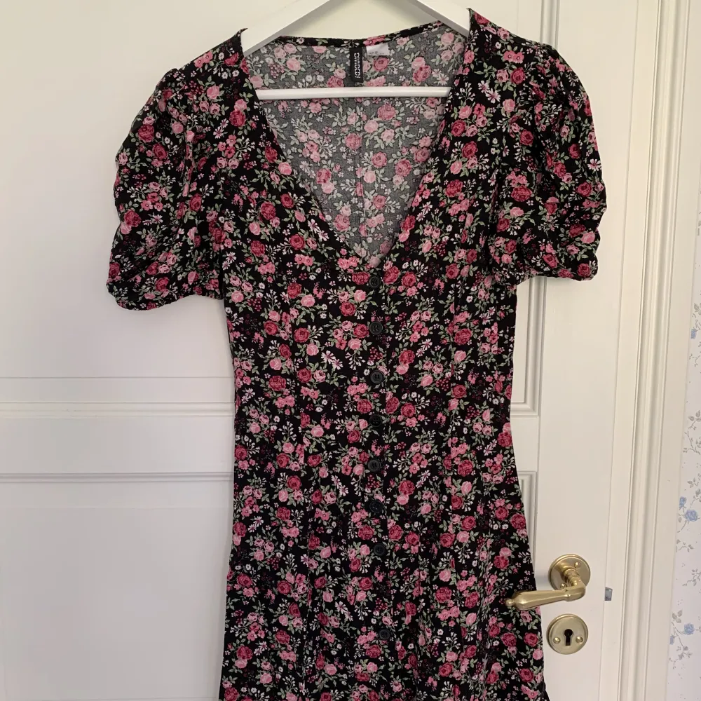ÄLKAR denna klänningen men tyvärr är den för liten:(( bra skick och skönt tyg, köpt här på Plick. Klänningar.