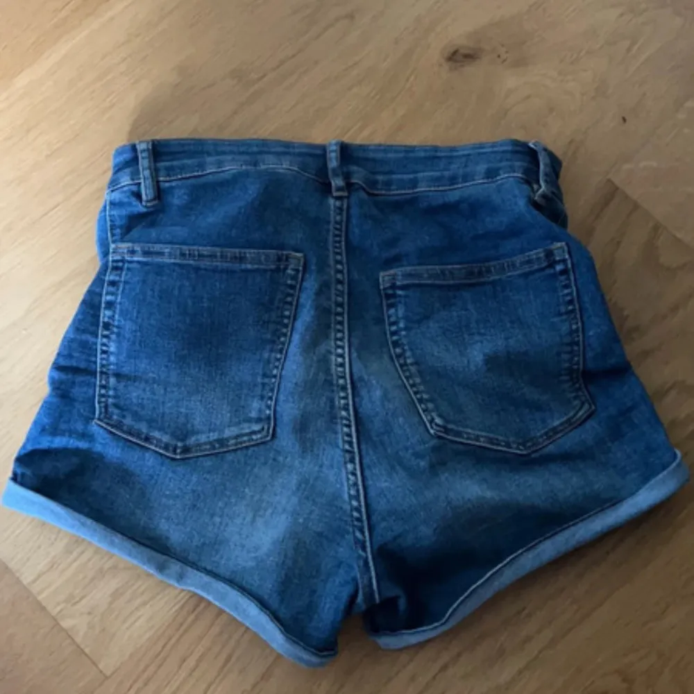 Blåa jeansshorts som är högmidjade, bra skick men används inte. Shorts.