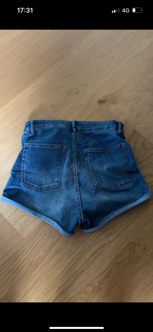 Jeansshorts  - Blåa jeansshorts som är högmidjade, bra skick men används inte