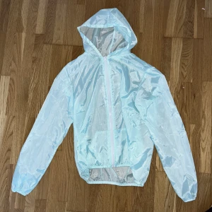Windbreaker - Sportig overshirt, ljusblå och genomskinlig. Perfekt över en tisha eller långärmad om det blir kallt nu på sommaren. Skriv för frågor!