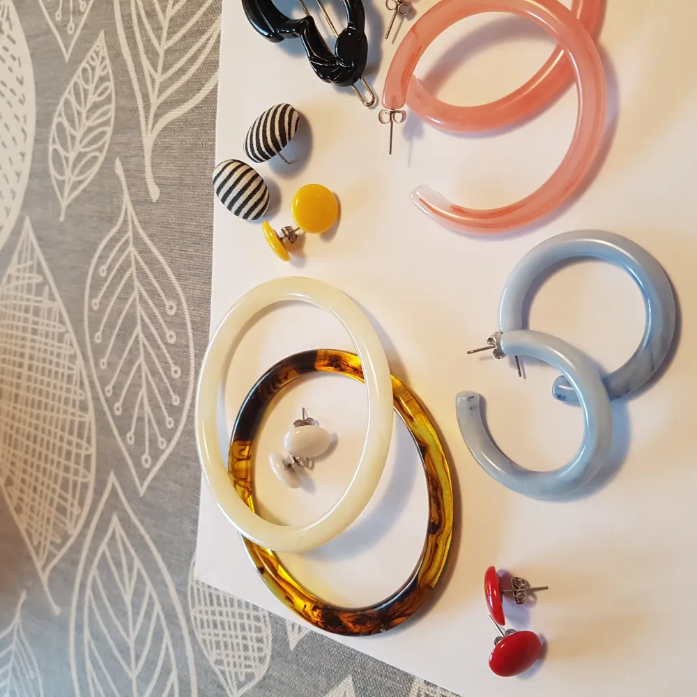 Smycken i retrostil, nyskick. 2 armband 8 par örhängen 1 hårspänne 1 hårkam 2 st ringar Frakt ingår i priset 🙂. Asusteet.