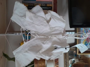 Cropat linne - Vitt linne i croppad form med snörning baktill. Passar en XS Oanvänd