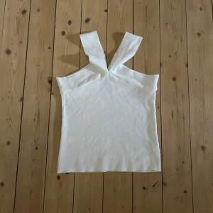 Vit trendig topp! - Vit trendig topp i strl S, använd fåtal ggr.  Köparen står för frakt. 