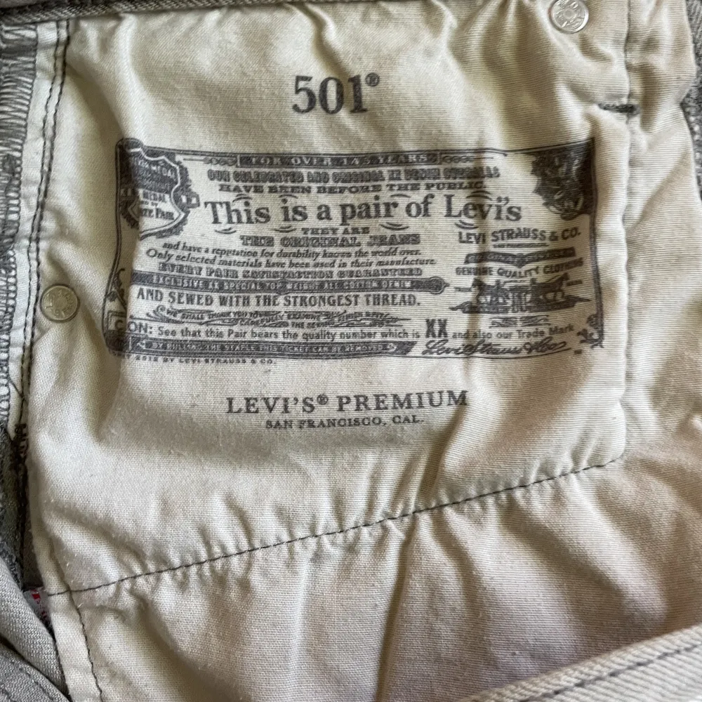 Intressekoll på mina fina levi’s 501 shorts som är ett måste till sommaren!!💓🌸🤍 Säljer då de är för små för mig,endast använda en gång❤️‍🔥 Storlek 26 (=34/36) 🌟Om flera är intresserade är det budgivning. Shorts.