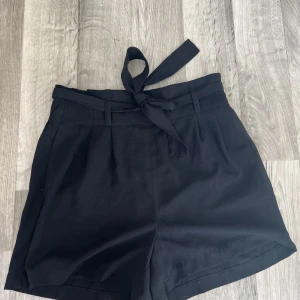 Kostymshorts  - Jag säljer dessa helt perfekta kostymshortsen ifrån Gina i storlek 36/S!💗de har en knytning i midjan och fickor😊Perfekta till sommaren!