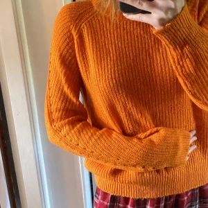 stickad tröja - fin och jätte mysig stickad tröja med mönster på ärmarna