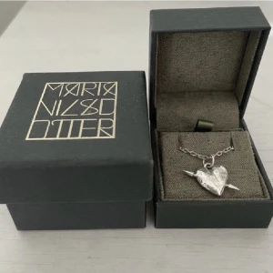 SÖKER Maria Nilsdotter halsband - SÖKER detta halsband ifrån Maria Nilsdotter i silver! Kom med prisförslag men inte över 2000kr