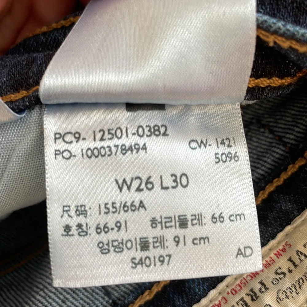 Säljer ett par jättefina straight Levis jeans som bara har varit använt två gånger. . Jeans & Byxor.