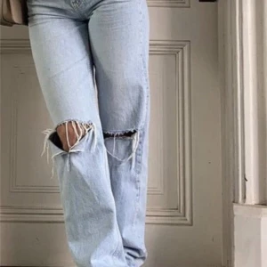 Jeans från Gina  - Jeans från Ginatricot! Perfekt skick!  Storlek 38 men skulle säga att de passar bättre för en storlek 36 då de är ganska små i storleken! 