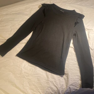 ONLY tröja med volang  - Underbar tröja ifrån ONLY med Undevar tröja med volanger på jag jag      ärmarna är väldigt gammal men den har inga trasiga ställen på den, inte så nopprig heller. Säljer för att liten men köpte för länge sedan vet ej om  finns kvar köpte för 350kr