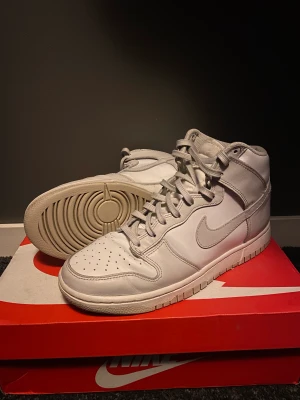 Nike dunk high retro white vast grey - Säljer mina dunks som är köpta för 2200kr. Kvitto och allt finns.