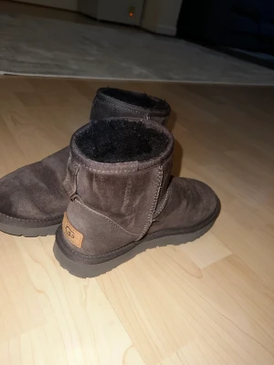 UGGs  - Bruna UGGs Köpte i december 2022 använt några månader i princip helt nya säljer för har köpt ett par andra. jätte bekväma köpt för 2050kr.