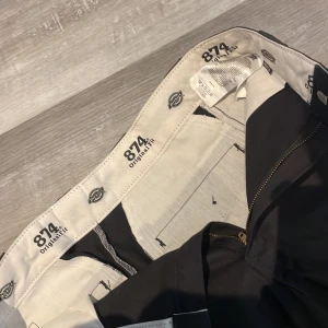 874 orginal Dickies Byxor , work pants ish  - 10/10 skick använts Max 3 gånger , vill bli av me byxorna eftersom dem är för stora för mig . Köpt för 800 kr , dm mig om du vill ställa frågor eller ha flera bilder 