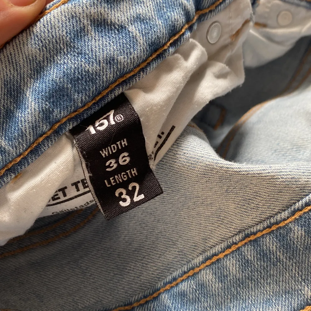 Ett par sparsamt använda jeans. Dom passar mig som har 33/32 i vanliga fall, de sitter rakt.. Jeans & Byxor.