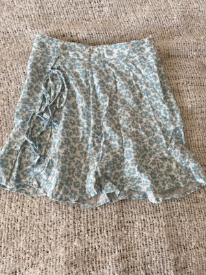 Minikjol - Gullig blommig kjol som är perfekt som ett vardagsplagg💞Perfekt läng för mig som är ca 164 cm❤️