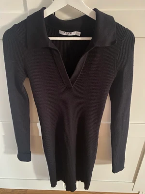 Svart långärmad klänning - Säljer en svart stickad långärmad klänning från NA-KD. Är i bra skick.