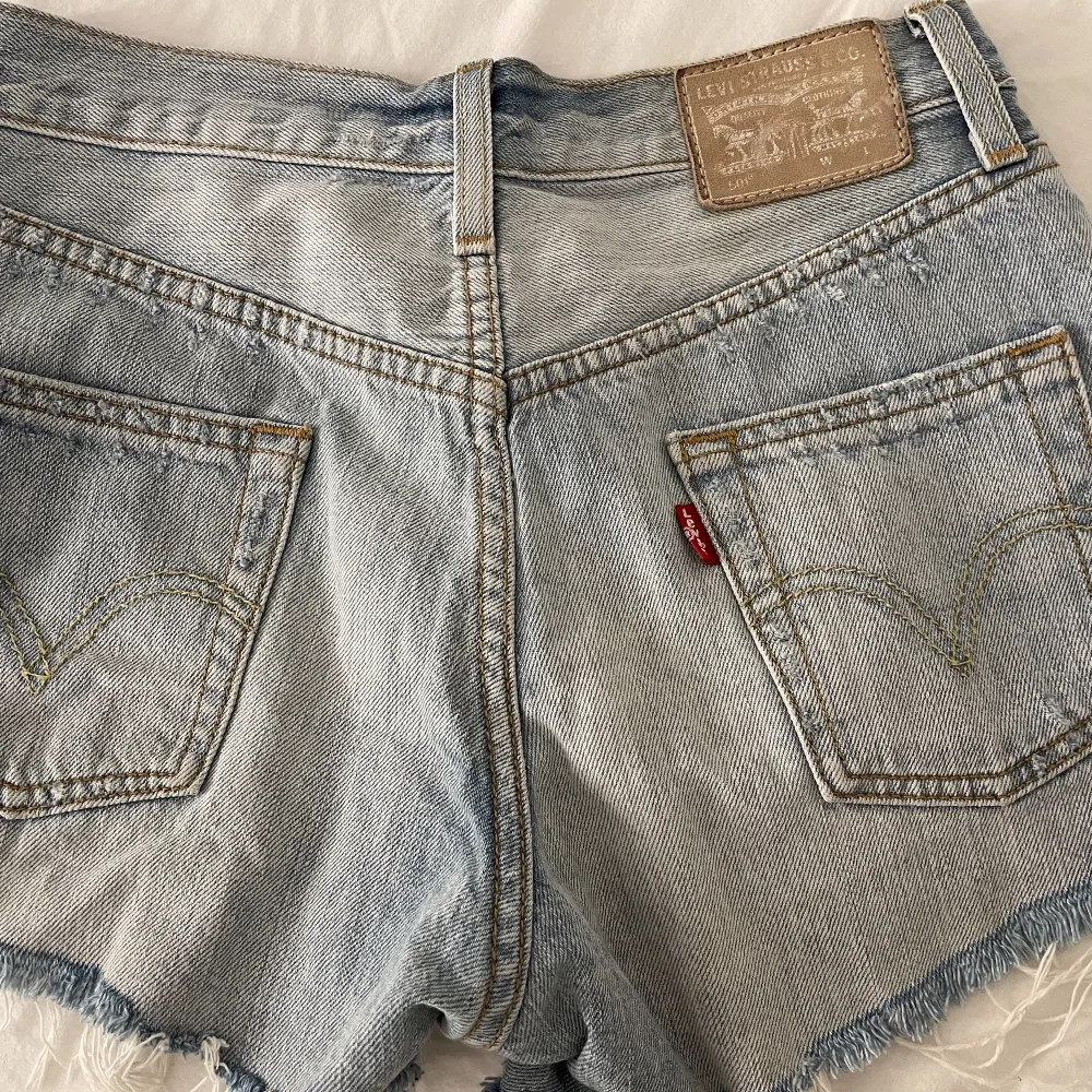 Ett par blåa levi’s shorts som är i bra skick. Säljer pågrund av att de är för små för mig🩵köptes för 299💞. Shorts.