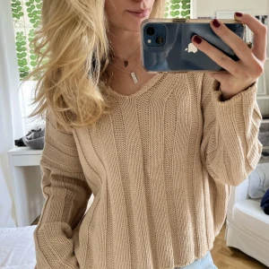 Stickad tröja  - Stickad tröja från Zara, typ oanvänd och köpt förra året🙏🏼