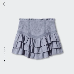 Volangkjol - Säljer den här jättesöta kjolen från mango. Köpt för några veckor sedan men aldrig använd och lappen är kvar. Jag råkade beställa fel storlek och hann inte skicka tillbaka, nypriset var 499kr. Hör av er för fler bilder och andra frågor🫶